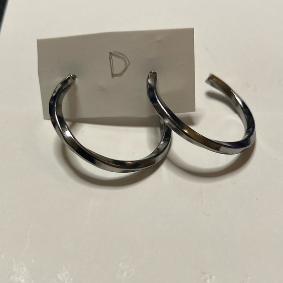 *BOGO FREE* Silver hoop earrings. Subtle twist - Picture 1 of 3